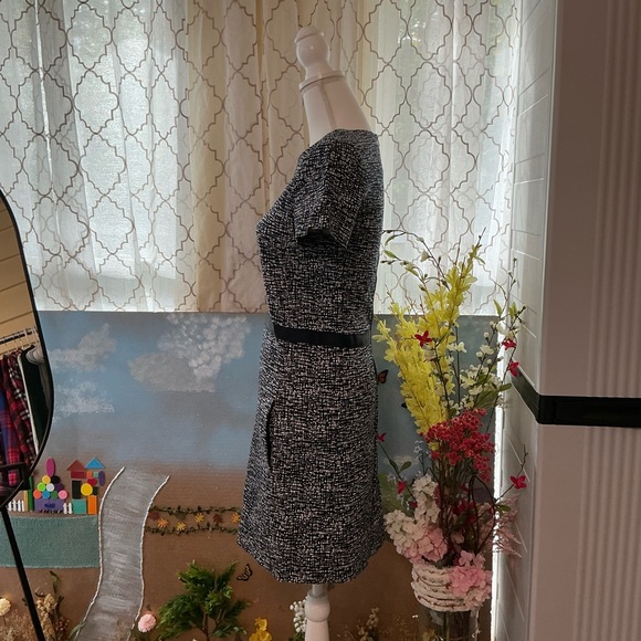 Elegant Black and White Pencil Skirt - Picture 6 of 6